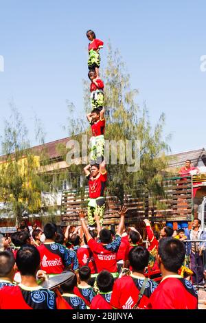 Khon Kaen - 21 novembre 2009: Piramide umana al Festival della Seta. Si tratta di un evento annuale. Foto Stock