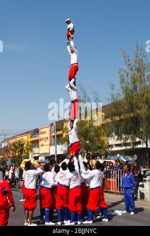 Khon Kaen - 21 novembre 2009: Piramide umana al Festival della Seta. Si tratta di un evento annuale. Foto Stock