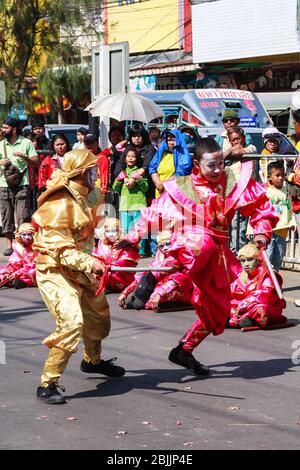 Khon Kaen - 21 novembre 2009: Ballerini guerrieri cinesi al Festival della seta. Si tratta di un evento annuale. Foto Stock