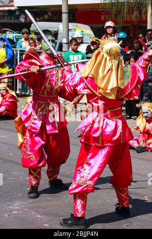 Khon Kaen - 21 novembre 2009: Ballerini guerrieri cinesi al Festival della seta. Si tratta di un evento annuale. Foto Stock