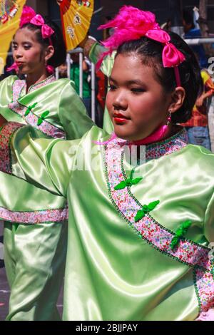 Khon Kaen, Thailandia - 21 novembre 2009. Giovane ballerina in sfilata del Festival della Seta. Il festival è un evento annuale. Foto Stock