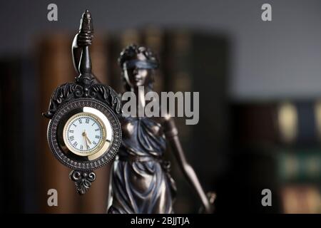 Tema diritto e giustizia. Statua di THEMIS in sede di giudice. Foto Stock