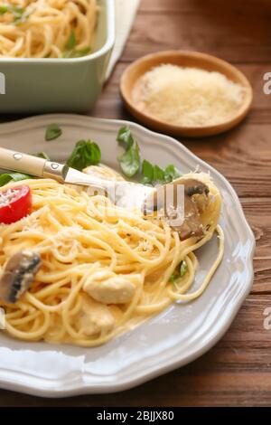 Piatto con delizioso tetrazzino arrosto a tavola Foto Stock