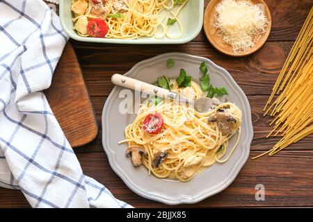 Piatto con delizioso tetrazzino arrosto a tavola Foto Stock