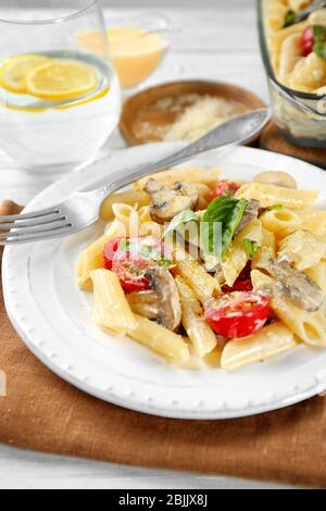 Piatto con delizioso tetrazzino arrosto a tavola Foto Stock