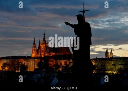 Praga, Repubblica Ceca. 29 aprile 2020. Il Castello di Praga si trova il 29 aprile 2020, a Praga, Repubblica Ceca. Credit: Vit Simanek/CTK Photo/Alamy Live News Foto Stock