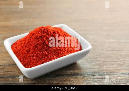 Polvere di superfood in ciotola su tavolo di legno Foto Stock