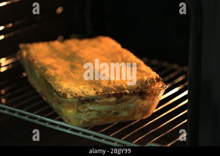 Teglia con lasagne dorate in forno Foto Stock