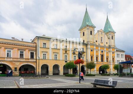 Zilina, Slovacchia - 23 settembre 2013: Veduta della conversione della Chiesa di San Paolo, con la piazza della città, la gente del posto e i visitatori, a Zilina, Slovacchia Foto Stock