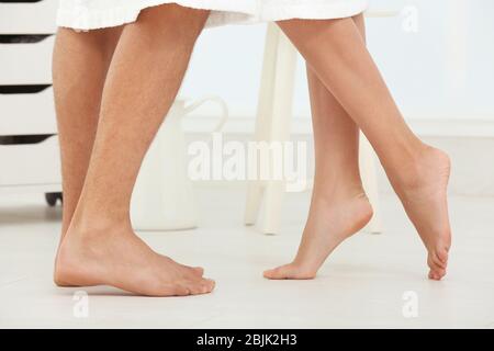 Giovane coppia amorevole in piedi sul pavimento Foto Stock