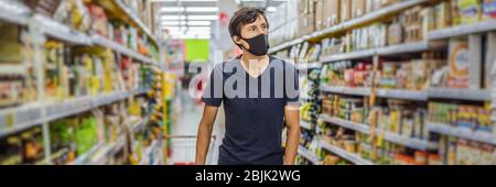 L'uomo allarmato indossa la maschera medica contro il coronavirus mentre la spesa della drogheria nel supermercato o nel deposito-salute, sicurezza e concetto pandemico - giovane donna Foto Stock