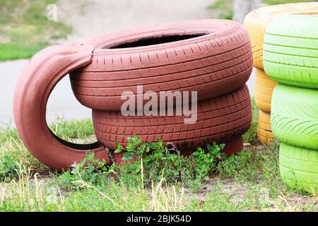 Coppe decorative realizzate con pneumatici per automobili, all'aperto Foto Stock