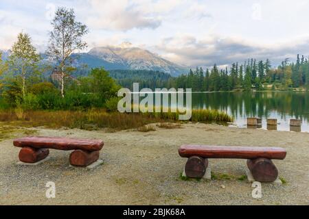 Vista su un lago a Strbske Pleso, Parco Nazionale degli alti Tatra, Slovacchia Foto Stock