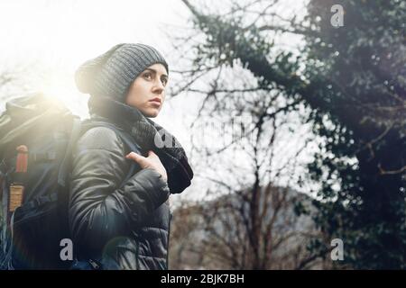 Giovane donna con zaino in foresta. Concetto viaggio Turismo escursione avventura e persone Foto Stock