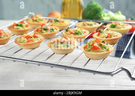 Griglia da forno con tartine di quiche broccoli in tavola Foto Stock