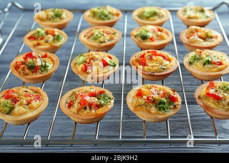 Griglia da forno con tartine di quiche broccoli in tavola Foto Stock