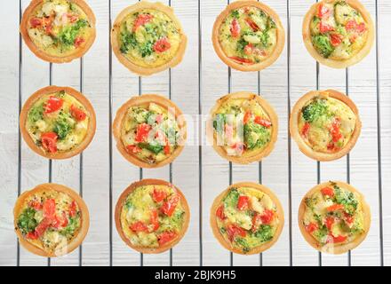 Griglia da forno con tartine di quiche broccoli in tavola Foto Stock