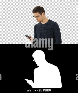 Uomo con gli occhiali che soffrono di tosse e utilizzando il suo telefono, Alpha Channel Foto Stock