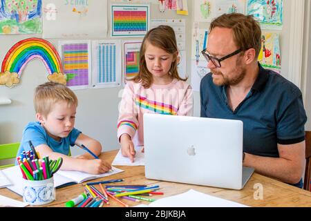 Home schooling & home working durante il blocco di Coronavirus / Covid-19 in Inghilterra, Regno Unito Foto Stock