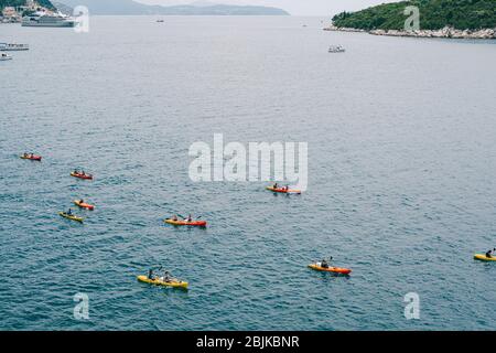 Un gruppo di turisti viaggia in paia kayak via mare, vicino alla città vecchia di Dubrovnik, Croazia. Concetto banner viaggio. Vista dall'alto dell'antenna. Foto Stock