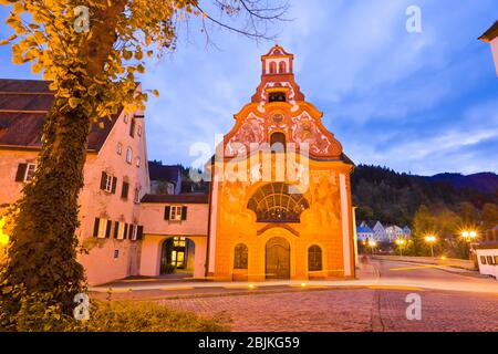 Vecchia strada nel centro storico al crepuscolo, Fussen, Baviera, Germania. Foto Stock