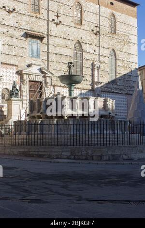 PERUGIA, ITALIA - DICEMBRE 10 2016: Fontana maggiore e Cattedrale di San Lorenzo in Piazza IV Novembre a Perugia Foto Stock