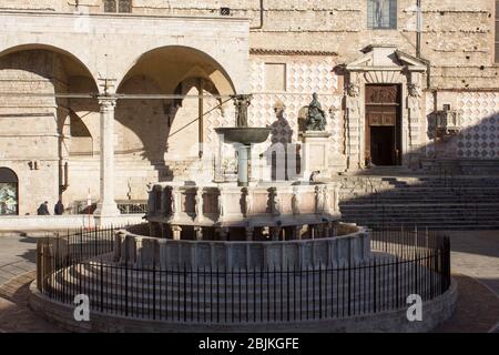 PERUGIA, ITALIA - DICEMBRE 10 2016: Fontana maggiore e Cattedrale di San Lorenzo in Piazza IV Novembre a Perugia Foto Stock