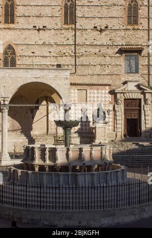 PERUGIA, ITALIA - DICEMBRE 10 2016: Fontana maggiore e Cattedrale di San Lorenzo in Piazza IV Novembre a Perugia Foto Stock