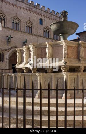 PERUGIA, ITALIA - 10 2016 DICEMBRE: Vista di un giorno degli edifici storici di Fontana maggiore e Palazzo dei Priori nella città di Perugia Foto Stock