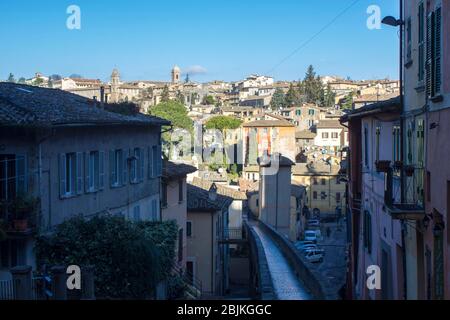 PERUGIA, ITALIA - DICEMBRE 10 2016: Famoso vicolo stretto di Via dell'Acquedotto a Perugia Foto Stock