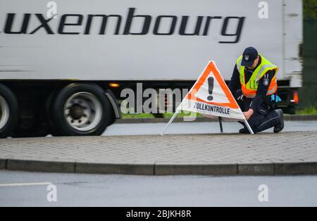 Francoforte, Germania. 30 Aprile 2020. Un funzionario doganale crea un triangolo di avvertimento "controllo doganale". L'ufficio doganale principale di Francoforte sta attualmente effettuando controlli sui veicoli all'aeroporto. Foto: Andreas Arnold/dpa Credit: dpa Picture Alliance/Alamy Live News Foto Stock