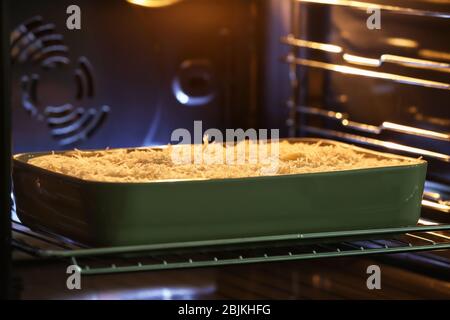 Vassoio da forno con spinaci lasagne al forno Foto Stock