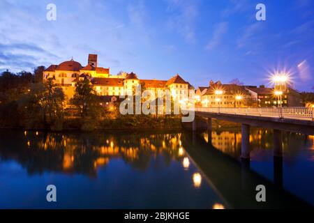 Vecchia strada nel centro storico al crepuscolo, Fussen, Baviera, Germania. Foto Stock