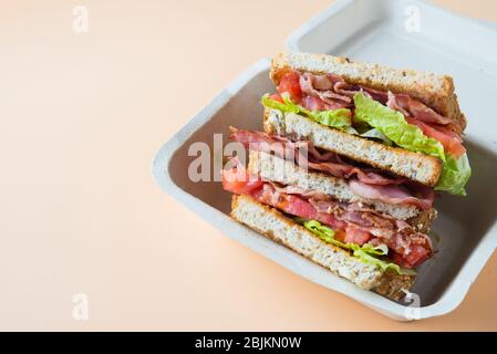 Un BLT è un tipo di sandwich, chiamato per le iniziali dei suoi ingredienti primari, pancetta, lattuga e pomodoro Foto Stock