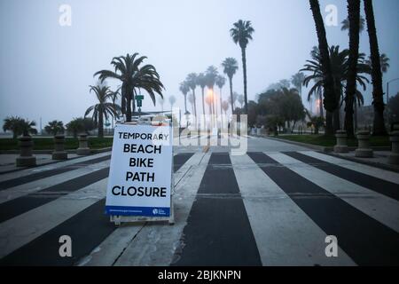 Santa Monica, Stati Uniti. 25 Aprile 2020. Vista di un cartello lungo una strada deserta che dice 'temporanea chiusura di pista di bicicletta da spiaggia' durante il blocco in mezzo Coronavirus.USA Health Ministero ha registrato un totale di 1.06M infezioni, morte 61,361 e 123 recuperati dall'inizio del focolaio. Credit: Stanton Sharpe/SOPA Images/ZUMA Wire/Alamy Live News Foto Stock