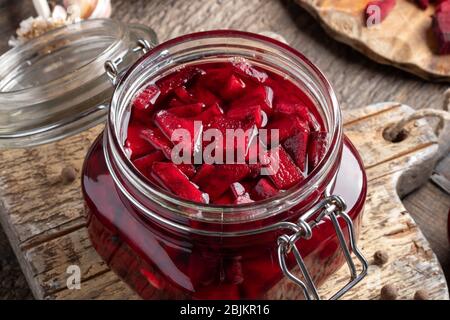 Preparazione di kvass - barbabietole rosse fermentate, in un vaso di vetro Foto Stock