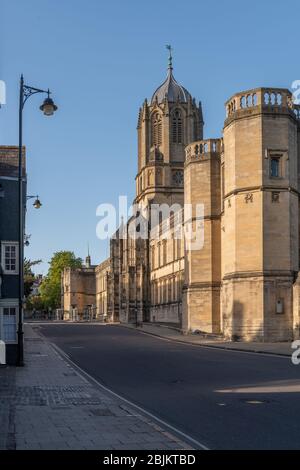 Guardando in alto St.Aldates verso Carfax. Tom Tower sorge sopra l'ingresso di Christchurch. Tom Tower è un campanile di Oxford, Inghilterra, che prende il nome dalla sua campana, il Grande Tom. Si trova sopra Tom Gate, su St Aldates, l'ingresso principale della Chiesa di Cristo, Oxford, che conduce a Tom Quad. Questa torre quadrata con una lanterna ottagonale e cupola ogee sfaccettata fu progettata da Christopher Wren e costruita tra il 1681 e il 82 Foto Stock