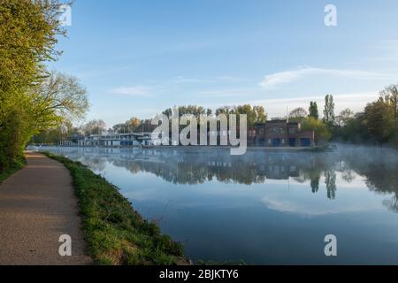 La nebbia del mattino presto si innalza sopra l'Iside (il fiume Tamigi a Oxford), oscurando la boathouse del college. Il percorso di traino si trova a sinistra dell'immagine Foto Stock