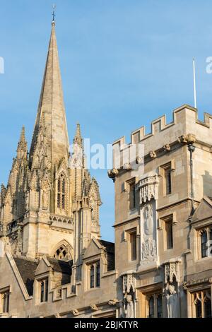 La guglia della chiesa di St. Marys sorge sopra la facciata dell'All Souls College, sulla High Street, Oxford Foto Stock