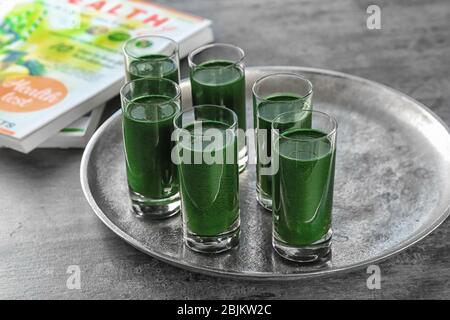 Bicchieri di frullato verde fresco su vassoio di metallo Foto Stock