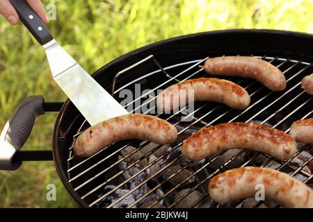 Salsicce alla griglia all'aperto Foto Stock