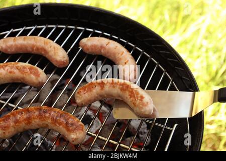 Salsicce alla griglia all'aperto Foto Stock