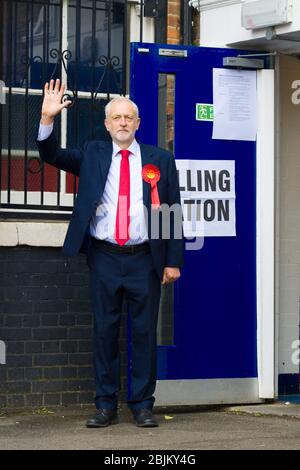 Jeremy Corbyn, il leader del partito laburista arriva a votare nelle elezioni generali del 2017 presso una stazione di polling della Pakeman Primary School, Hornsey Road, Foto Stock