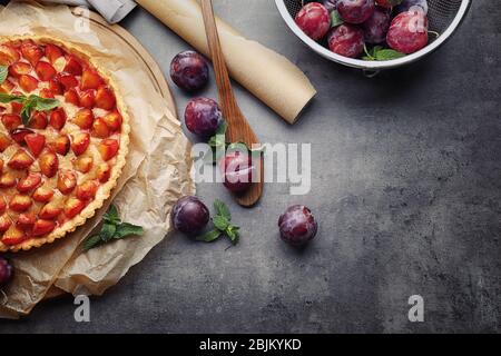 Deliziosa torta con prugne a tavola Foto Stock