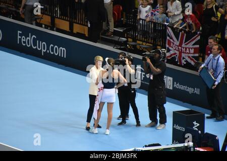 Clare Balding intervistando il tennista britannico Johanna Konta dopo la sua vittoria alla Fed Cup 2019 contro il Kazakistan Foto Stock