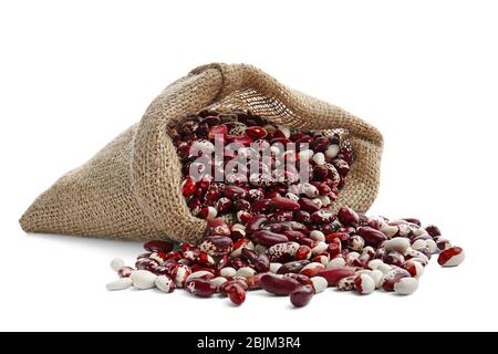 Sacchetto con fagioli di aricotto su fondo bianco Foto Stock