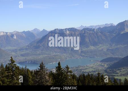 Panorama del lago di Annecy e le montagne dal punto di vista di Sennoz, Francia Foto Stock