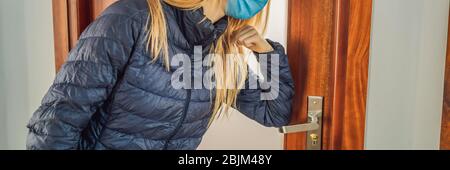 Donna che indossa maschera che apre la porta con il gomito per la protezione infezione COVID-19 BANNER, FORMATO LUNGO Foto Stock