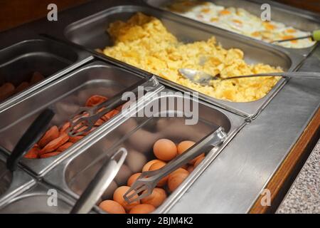 Contenitori con diversi cibi nel buffet dell'hotel Foto Stock