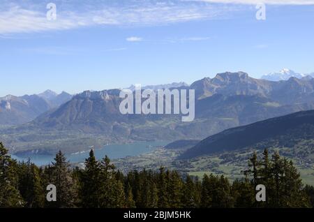 Panorama del lago di Annecy e le montagne dal punto di vista di Sennoz, Francia Foto Stock